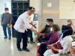 Bupati Barito Utara, H Shalahuddin ST MT berbincang hangat dengan salah satu pengunjung saat meninjau pelayanan di RSUD Muara Teweh, beberapa waktu lalu.