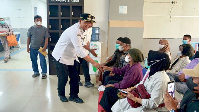 Bupati Barito Utara, H Shalahuddin ST MT berbincang hangat dengan salah satu pengunjung saat meninjau pelayanan di RSUD Muara Teweh, beberapa waktu lalu.