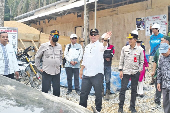Bupati Barito Utara H Shalahuddin ST MT melakukan peninjauan lapangan progres pembangunan infrastruktur daerah, beberapa waktu lalu.