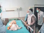 Ketua TP PKK Kabupaten Barito Utara, Hj Maya Savitri Shalahuddin menjenguk sekaligus memantau kondisi pasien anak penderita stunting asal Desa Mampuak, di RSUD Muara Teweh, Jumat (9/10) pagi. Ketua TP PKK Kabupaten Barito Utara, Hj Maya Savitri Shalahuddin menjenguk sekaligus memantau kondisi pasien anak penderita stunting asal Desa Mampuak, di RSUD Muara Teweh, Jumat (9/10) pagi.