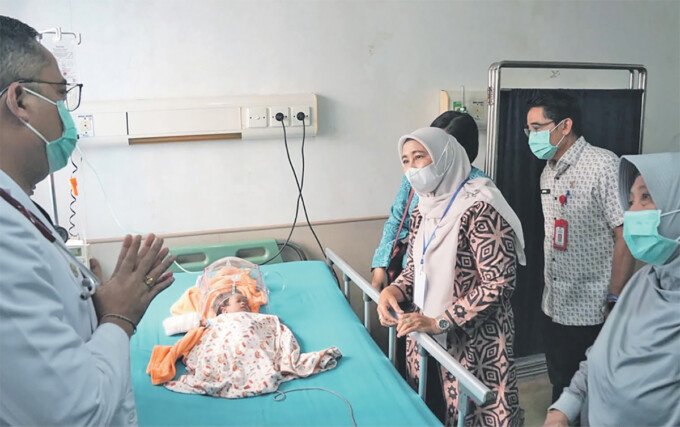Ketua TP PKK Kabupaten Barito Utara, Hj Maya Savitri Shalahuddin menjenguk sekaligus memantau kondisi pasien anak penderita stunting asal Desa Mampuak, di RSUD Muara Teweh, Jumat (9/10) pagi.