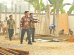 Bupati Barito Utara, H Shalahuddin ST MT didampingi Wakil Bupati, Felix Sonadie Y Tingan AMd saat meninjau langsung progres rehabilitasi Arena Terbuka Tiara Batara, Kamis (8/10).