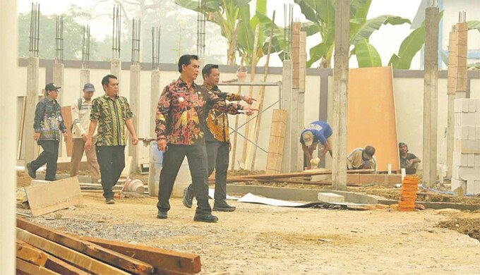 Bupati Barito Utara, H Shalahuddin ST MT didampingi Wakil Bupati, Felix Sonadie Y Tingan AMd saat meninjau langsung progres rehabilitasi Arena Terbuka Tiara Batara, Kamis (8/10).