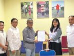 Kepala Dinas Pendidikan Kabupaten Barito Utara, M Iman Topik (tiga dari kiri), didampingi jajarannya menyerahkan Surat Pernyataan Penjajakan Kerja Sama kepada Sekretaris Direktorat Kerja Sama dan Kemitraan Alumni Unpad, Yosephini Kristin D Maria, Senin (12/10).