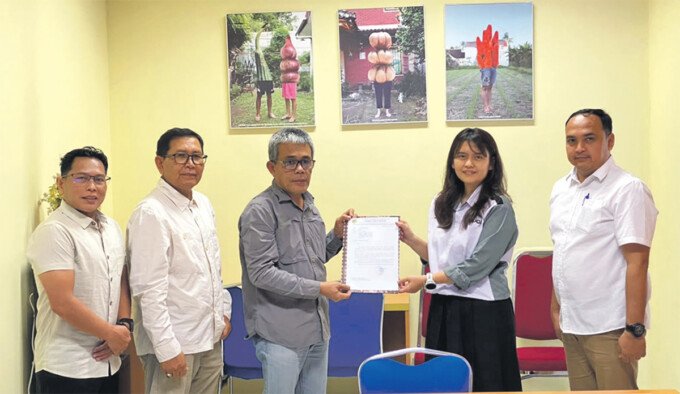 Kepala Dinas Pendidikan Kabupaten Barito Utara, M Iman Topik (tiga dari kiri), didampingi jajarannya menyerahkan Surat Pernyataan Penjajakan Kerja Sama kepada Sekretaris Direktorat Kerja Sama dan Kemitraan Alumni Unpad, Yosephini Kristin D Maria, Senin (12/10).