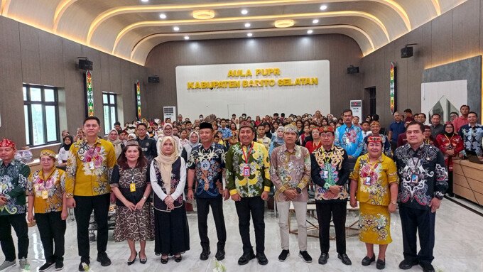 Ketua TPPKK Barsel saat memberikan sambutan pada kegiatan Festival Tunas Bahasa Ibu di Aula PUPR Barsel.