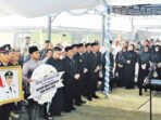 Ketua DPRD Barito Utara, Ir Hj Mery Rukaini MIP bersama keluarga Akhmad Gunadi Nadalsyah, mengikuti prosesi mengantarkan jenazah mantan Bupati Barito Utara dua periode, H Nadalsyah Koyem, ke tempat peristirahatan terakhir di kompleks Masjid H Muhammad Sidik, Islamic Center Muara Teweh, Rabu (7/10). Ketua DPRD Barito Utara, Ir Hj Mery Rukaini MIP bersama keluarga Akhmad Gunadi Nadalsyah, mengikuti prosesi mengantarkan jenazah mantan Bupati Barito Utara dua periode, H Nadalsyah Koyem, ke tempat peristirahatan terakhir di kompleks Masjid H Muhammad Sidik, Islamic Center Muara Teweh, Rabu (7/10).