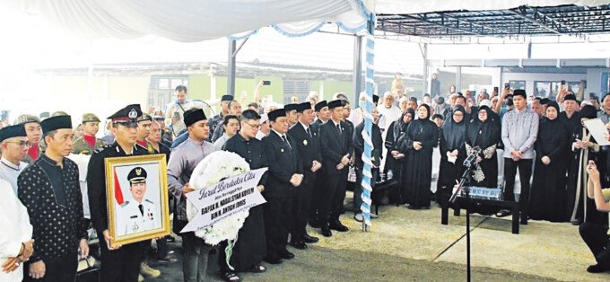 Ketua DPRD Barito Utara, Ir Hj Mery Rukaini MIP bersama keluarga Akhmad Gunadi Nadalsyah, mengikuti prosesi mengantarkan jenazah mantan Bupati Barito Utara dua periode, H Nadalsyah Koyem, ke tempat peristirahatan terakhir di kompleks Masjid H Muhammad Sidik, Islamic Center Muara Teweh, Rabu (7/10).