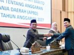 Juru Bicara Fraksi PKB, Suhendra SE membacakan Pemandangan Umum terhadap Raperda APBD Tahun Anggaran 2027 dalam Rapat Paripurna, di Gedung DPRD Kabupaten Barito Utara, Selasa (29/9).