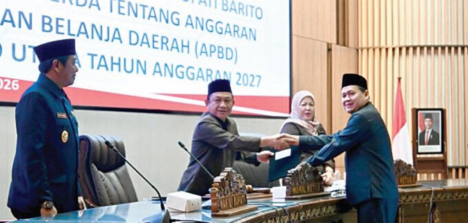 Juru Bicara Fraksi PKB, Suhendra SE membacakan Pemandangan Umum terhadap Raperda APBD Tahun Anggaran 2027 dalam Rapat Paripurna, di Gedung DPRD Kabupaten Barito Utara, Selasa (29/9).