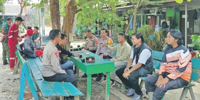 Anggota DPRD Kabupaten Barito Utara Dapil IV sekaligus Sekretaris Komisi II, Ardianto (tiga dari kanan) memantau kondisi eks lokasi karhutla menggunakan drone bersama Tim Gabungan Pencegahan Karhutla di wilayah Kecamatan Teweh Selatan, Kamis (29/10). Anggota DPRD Kabupaten Barito Utara Dapil IV sekaligus Sekretaris Komisi II, Ardianto (tiga dari kanan) memantau kondisi eks lokasi karhutla menggunakan drone bersama Tim Gabungan Pencegahan Karhutla di wilayah Kecamatan Teweh Selatan, Kamis (29/10).