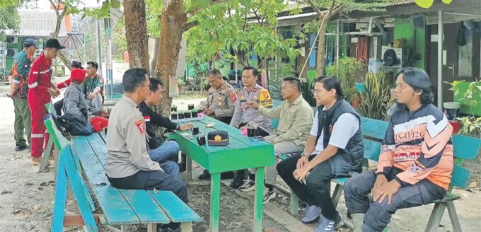 Anggota DPRD Kabupaten Barito Utara Dapil IV sekaligus Sekretaris Komisi II, Ardianto (tiga dari kanan) memantau kondisi eks lokasi karhutla menggunakan drone bersama Tim Gabungan Pencegahan Karhutla di wilayah Kecamatan Teweh Selatan, Kamis (29/10).