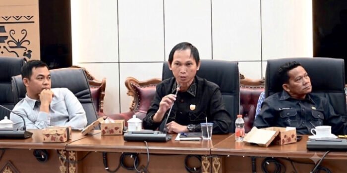 Anggota DPRD Kabupaten Barito Utara, Patih Herman AB (tengah) mengimbau masyarakat untuk meningkatkan kewaspadaan terhadap ancaman Karhutla di musim kemarau, baru-baru ini.