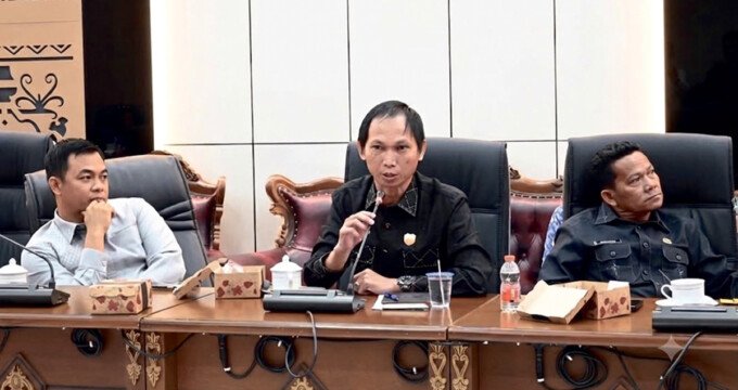 Anggota DPRD Kabupaten Barito Utara, Patih Herman AB (tengah) mengimbau masyarakat untuk meningkatkan kewaspadaan terhadap ancaman Karhutla di musim kemarau, baru-baru ini.