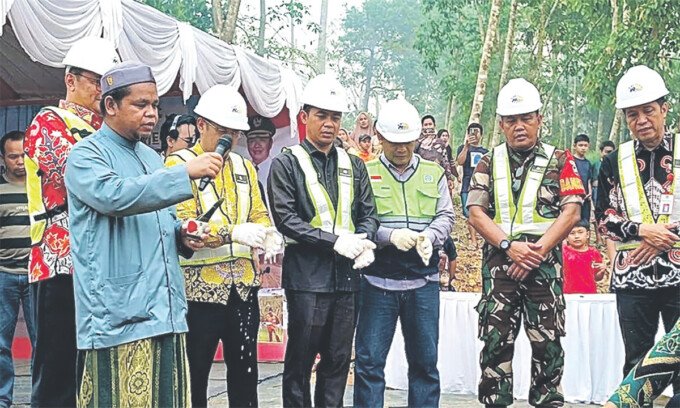 Anggota DPRD Kabupaten Barito Utara, Jiham Nur, menghadiri peletakan batu pertama pembangunan Jembatan Lahei, Kamis (8/10).