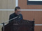 Juru bicara anggota DPRD Kapuas Dapil I menyampaikan hasil reses saat paripurna. Juru bicara anggota DPRD Kapuas Dapil I menyampaikan hasil reses saat paripurna.