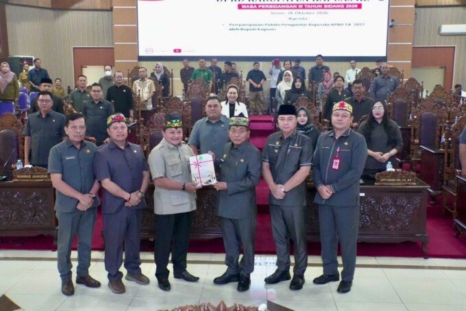 Ketua DPRD Kabupaten Kapuas Ardiansah saat memimpin rapat paripurna penyampaian Raperda APBD Tahun Anggaran 2027, Senin (12/10/2026).