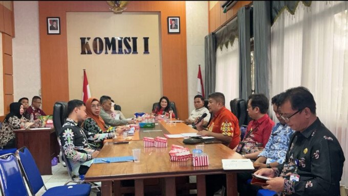 Ketua Komisi I DPRD Kapuas Sera Sintanola memimpin rapat bersama mitra kerja belum lama tadi.