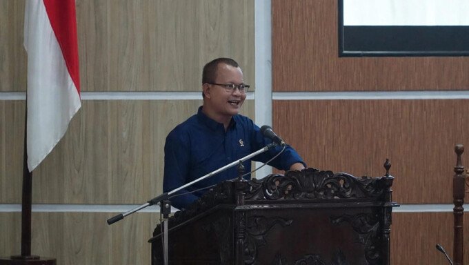 Anggota DPRD Kapuas I Nyoman Salop menyampaikan laporan reses dapil saat paripurna belum lama tadi.