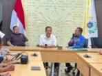 Wakil Ketua II DPRD Kapuas Berinto (pegang mikrofon) dan Wakil Ketua I DPRD Kapuas Yohanes ST (kemeja coklat) saat melakukan konsultasi di DPRD DKI Jakarta pekan lalu.