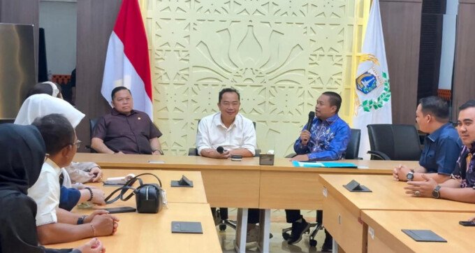 Wakil Ketua II DPRD Kapuas Berinto (pegang mikrofon) dan Wakil Ketua I DPRD Kapuas Yohanes ST (kemeja coklat) saat melakukan konsultasi di DPRD DKI Jakarta pekan lalu.