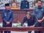 Wakil Ketua II DPRD Kalimantan Tengah, Muhammad Ansyari (paling kanan) mendampingi Ketua DPRD saat menandatangani kesepakatan perubahan APBD Tahun Anggaran 2026 dalam rapat paripurna, di Gedung Dewan setempat, Selasa (29/9). Wakil Ketua II DPRD Kalimantan Tengah, Muhammad Ansyari (paling kanan) mendampingi Ketua DPRD saat menandatangani kesepakatan perubahan APBD Tahun Anggaran 2026 dalam rapat paripurna, di Gedung Dewan setempat, Selasa (29/9).