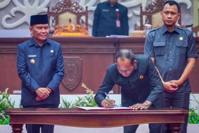 Wakil Ketua II DPRD Kalimantan Tengah, Muhammad Ansyari (paling kanan) mendampingi Ketua DPRD saat menandatangani kesepakatan perubahan APBD Tahun Anggaran 2026 dalam rapat paripurna, di Gedung Dewan setempat, Selasa (29/9).