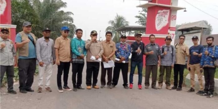 Wakil Ketua Komisi IV DPRD Kalteng, HM Rusdi Gozali (tengah) didampingi Sekretaris Komisi IV, H Sirajul Rahman, dan Anggota Komisi IV, Abdul Hafid meninjau progres pembangunan ruas Jalan Sampit–Samuda, di Kabupaten Kotawaringin Timur, Kamis (1/10).
