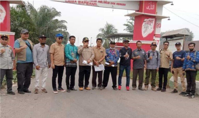 Wakil Ketua Komisi IV DPRD Kalteng, HM Rusdi Gozali (tengah) didampingi Sekretaris Komisi IV, H Sirajul Rahman, dan Anggota Komisi IV, Abdul Hafid meninjau progres pembangunan ruas Jalan Sampit–Samuda, di Kabupaten Kotawaringin Timur, Kamis (1/10).