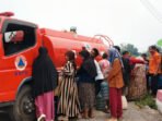 BPBD Kapuas menyalurkan air bersih untuk masyarakat di Kecamatan Bataguh.