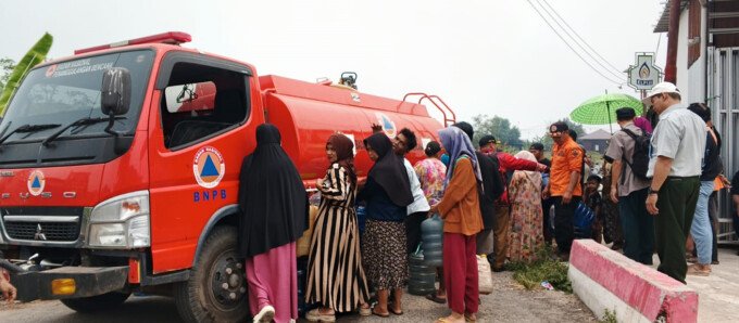 BPBD Kapuas menyalurkan air bersih untuk masyarakat di Kecamatan Bataguh.
