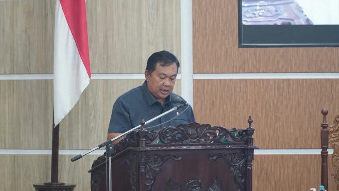 Juru bicara Fraksi PDIP Agustinus Gerung menyampaikan pandangan umum fraksi saat rapat paripurna.
