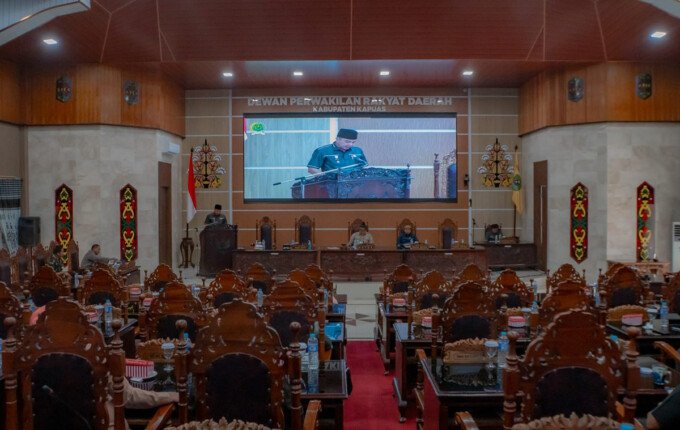 DPRD Kapuas menggelar Rapat Paripurna Ke-12 Masa Persidangan II Tahun Sidang 2026, dengan agenda penyampaian hasil reses berkelompok/perorangan masing-masing Dapil, penyampaian laporan kegiatan Dewan Masa Persidangan II Tahun Sidang 2026, serta penutupan Masa Persidangan II dan pembukaan Masa Persidangan III Tahun Sidang 2026, di Ruang Rapat Paripurna DPRD Kabupaten Kapuas, Selasa (29/9)