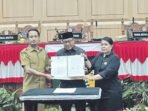 Ketua DPRD Kota Palangka Raya, Subandi (kiri), bersama Wali Kota Palangka Raya, Fairid Naparin (tengah), dan Wakil Ketua DPRD, Nenie A Lambung, penandatanganan berita acara dalam Rapat Paripurna ke-11 Masa Persidangan I, di Gedung DPRD setempat, Selasa (13/10). Ketua DPRD Kota Palangka Raya, Subandi (kiri), bersama Wali Kota Palangka Raya, Fairid Naparin (tengah), dan Wakil Ketua DPRD, Nenie A Lambung, penandatanganan berita acara dalam Rapat Paripurna ke-11 Masa Persidangan I, di Gedung DPRD setempat, Selasa (13/10).