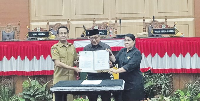 Ketua DPRD Kota Palangka Raya, Subandi (kiri), bersama Wali Kota Palangka Raya, Fairid Naparin (tengah), dan Wakil Ketua DPRD, Nenie A Lambung, penandatanganan berita acara dalam Rapat Paripurna ke-11 Masa Persidangan I, di Gedung DPRD setempat, Selasa (13/10).