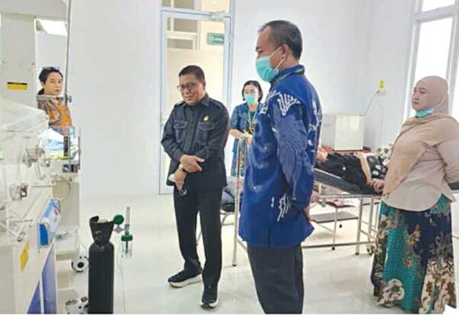 Ketua DPRD Kota Palangka Raya, Subandi, meninjau langsung kesiapan layanan darurat operasional 24 jam di Puskesmas Menteng di tengah kepungan kabut asap Karhutla, Jumat (2/10).