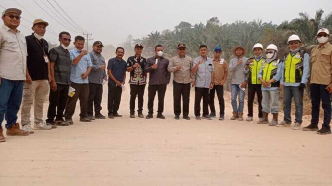 Jajaran Komisi IV DPRD Provinsi Kalteng meninjau langsung progres rekonstruksi Jalan Sepaku–Perigi di Kabupaten Lamandau, Jumat (9/10).