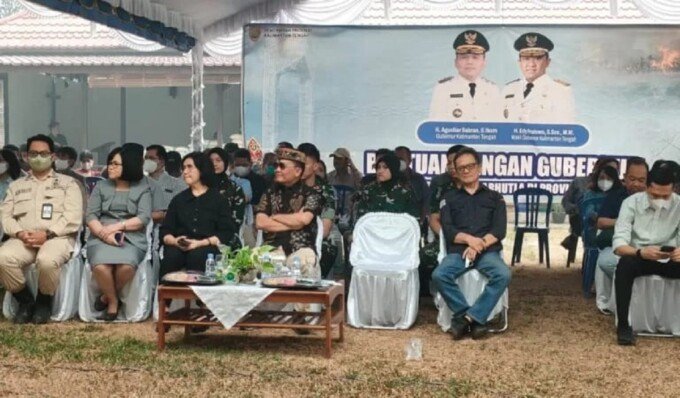 Anggota Komisi I DPRD Provinsi Kalimantan Tengah, Yohanes Freddy Ering, menghadiri agenda penyaluran bantuan dari Pemprov Kalteng bagi para pelayan gereja di Gereja Sion dan Gereja Ebeneser, Palangka Raya, Sabtu (17/10).