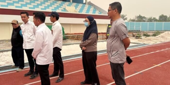 Wakil Ketua I DPRD Provinsi Kalimantan Tengah, Riska Agustin, mendampingi Gubernur Kalteng, H Agustiar Sabran, meninjau kondisi progres renovasi Stadion Sukma Negara di Pangkalan Bun, Kabupaten Kotawaringin Barat, belum lama ini. Wakil Ketua I DPRD Provinsi Kalimantan Tengah, Riska Agustin, mendampingi Gubernur Kalteng, H Agustiar Sabran, meninjau kondisi progres renovasi Stadion Sukma Negara di Pangkalan Bun, Kabupaten Kotawaringin Barat, belum lama ini.