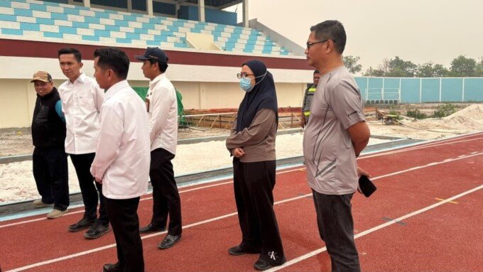 Wakil Ketua I DPRD Provinsi Kalimantan Tengah, Riska Agustin, mendampingi Gubernur Kalteng, H Agustiar Sabran, meninjau kondisi progres renovasi Stadion Sukma Negara di Pangkalan Bun, Kabupaten Kotawaringin Barat, belum lama ini.