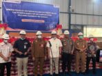 Asisten Perekonomian dan Pembangunan Setda Kalteng Anang Dirjo bersama Kepala Perwakilan BI Kalteng Yuliansah Andrias, Pimpinan Wilayah Perum Bulog Kalteng Erwin Budiana, dan unsur Forkopimda saat peluncuran pengiriman beras premium melalui program Fasilitas Distribusi Pangan di Gudang Bulog Palangka Raya.