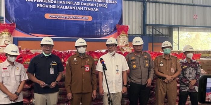 Asisten Perekonomian dan Pembangunan Setda Kalteng Anang Dirjo bersama Kepala Perwakilan BI Kalteng Yuliansah Andrias, Pimpinan Wilayah Perum Bulog Kalteng Erwin Budiana, dan unsur Forkopimda saat peluncuran pengiriman beras premium melalui program Fasilitas Distribusi Pangan di Gudang Bulog Palangka Raya.
