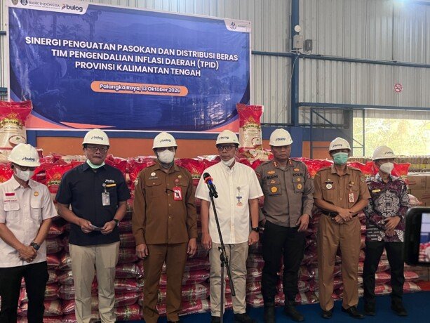 Asisten Perekonomian dan Pembangunan Setda Kalteng Anang Dirjo bersama Kepala Perwakilan BI Kalteng Yuliansah Andrias, Pimpinan Wilayah Perum Bulog Kalteng Erwin Budiana, dan unsur Forkopimda saat peluncuran pengiriman beras premium melalui program Fasilitas Distribusi Pangan di Gudang Bulog Palangka Raya.