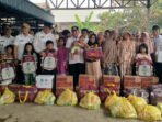 KAPUAS Bupati Kapuas HM Wiyatno menyerahkan bantuan kepada korban kebakaran di Palingkau Baru, Kecamatan Kapuas Murung, Rabu (14/10).
