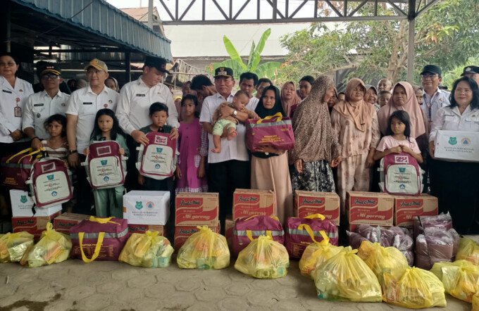 Bupati Kapuas HM Wiyatno menyerahkan bantuan kepada korban kebakaran di Palingkau Baru, Kecamatan Kapuas Murung, Rabu (14/10).