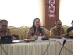 Asisten II Sekretariat Daerah Kabupaten Kapuas, Kusmiatie saat memimpin kegiatan evaluasi hasil dari monitoring Kampung Percontohan Tahun 2026 di Desa Basarang, Kecamatan Basarang, Selasa (20/10). Asisten II Sekretariat Daerah Kabupaten Kapuas, Kusmiatie saat memimpin kegiatan evaluasi hasil dari monitoring Kampung Percontohan Tahun 2026 di Desa Basarang, Kecamatan Basarang, Selasa (20/10).