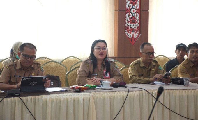 Asisten II Sekretariat Daerah Kabupaten Kapuas, Kusmiatie saat memimpin kegiatan evaluasi hasil dari monitoring Kampung Percontohan Tahun 2026 di Desa Basarang, Kecamatan Basarang, Selasa (20/10).