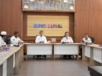 Sekretaris Daerah Kabupaten Kapuas, Usis I. Sangkai, memimpin mediasi kedua sengketa antara Muhraji selaku penerima kuasa dengan PT Kapuas Maju Jaya (KMJ) di Kantor Bupati Kapuas, Rabu (28/10). Sekretaris Daerah Kabupaten Kapuas, Usis I. Sangkai, memimpin mediasi kedua sengketa antara Muhraji selaku penerima kuasa dengan PT Kapuas Maju Jaya (KMJ) di Kantor Bupati Kapuas, Rabu (28/10).