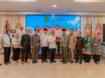 Bupati Kapuas HM Wiyatno menerima plakat dari Komisi I DPRD Kalteng.
