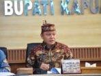 Sekretaris Daerah Kabupaten Kapuas Usis I. Sangkai memimpin Rapat Pengambilan Keputusan dalam Rangka Penerbitan Kesesuaian Kegiatan Pemanfaatan Ruang (KKPR) Kabupaten Kapuas di Ruang Rapat Kantor Bupati Kapuas, Jumat (23/10) pagi.